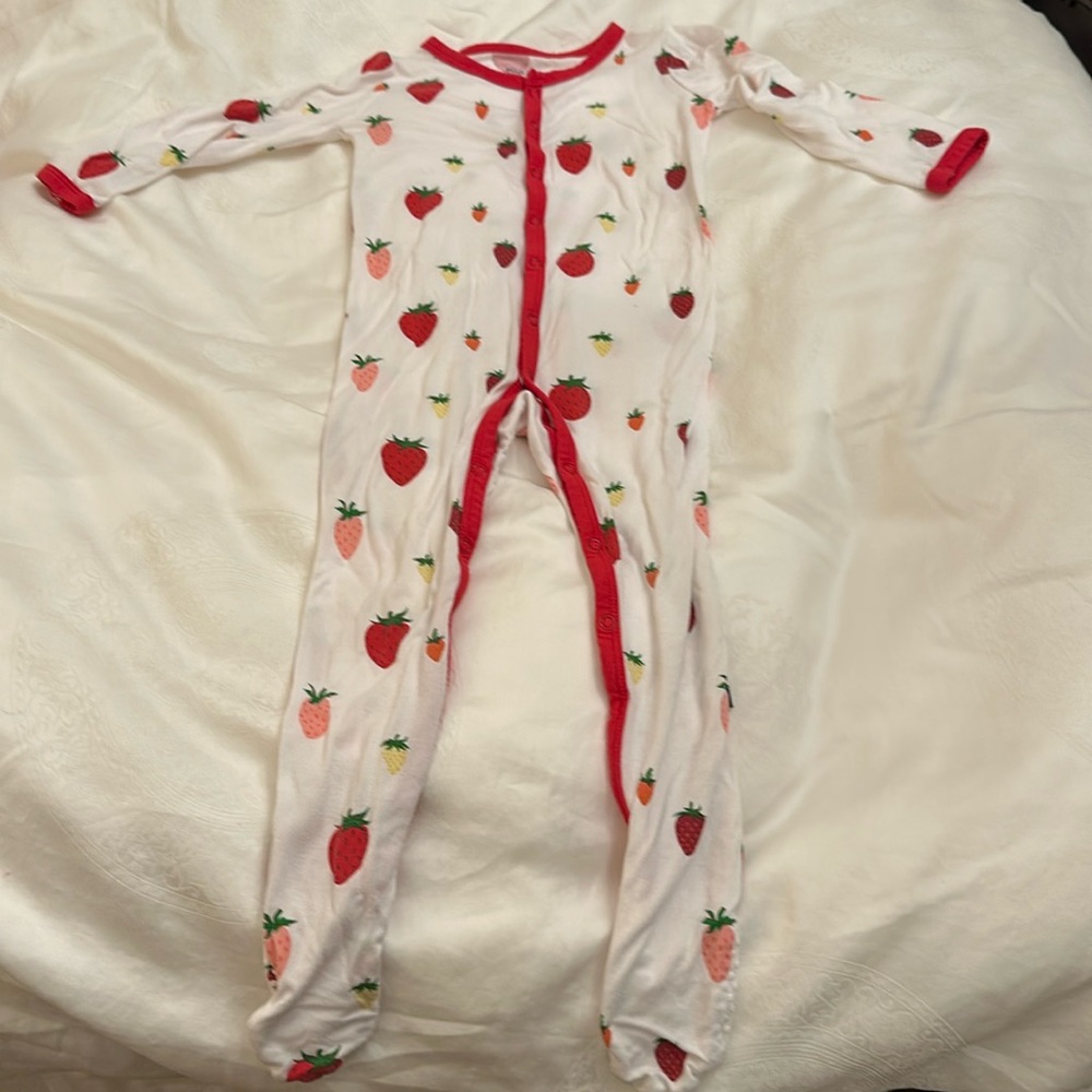 Kyte Baby snap footie pajama.  Like new no stains.